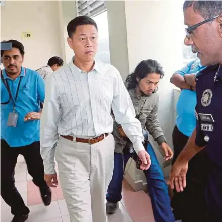  ?? PIC BY EIZAIRI
SHAMSUDIN ?? Yee Kok Chew (centre) leaving the magistrate’s court in Petaling Jaya yesterday.