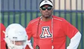  ?? KELLY PRESNELL/ARIZONA DAILY STAR ?? Arizona coach Kevin Sumlin watches the Wildcats run through drills on Day 2 of preseason practice in Tucson.