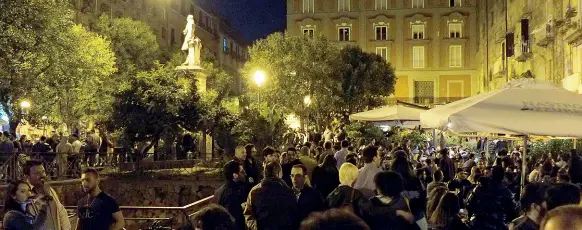  ??  ?? Ritrovo Centinaia di ragazzi in piazza Bellini dove ogni notte si fa l’alba Stesse scene ai baretti e in via Falcone