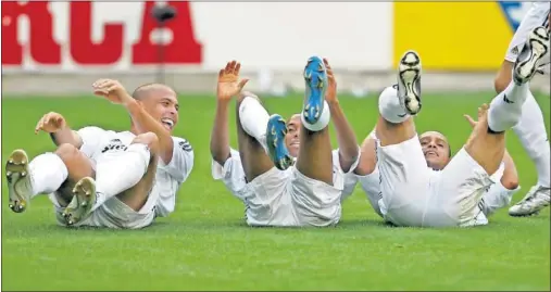  ??  ?? LA CUCARACHA. Esta celebració­n de Ronaldo, Robinho y Roberto Carlos, en Vitoria, fue muy criticada. Los brasileños mandaban...