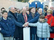  ?? ?? La cerimonia di inaugurazi­one col sindaco Nardella, in alto il sipario chiuso prima dell’apertura del sottopasso