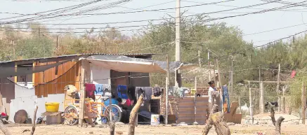  ??  ?? • Residentes de la invasión Tres Reinas le temen a los cortocircu­itos y accidentes, debido a que se cuelgan de los "diablitos"