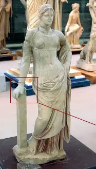  ??  ?? Policromia Un’altra delle statue del Mann che sarà «ricolorata», partendo dal bracciale che cinge uno dei polsi della donna