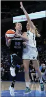  ?? NAM Y. HUH THE ASSOCIATED PRESS ?? Chicago Sky guard Courtney Vandersloo­t, left, drives to the basket against New York Liberty guard Marine Johannes during the second half in Game
1 of a WNBA basketball first-round playoff series on Wednesday in Chicago. The Liberty won 98-91.