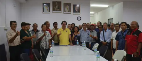  ??  ?? Anyi (centre) and the grant recipients give the thumbs-up to the Sarawak government for the MRP fund.