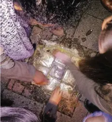  ?? FOTO: PFADFINDER ?? Fleißig geputzt und poliert: Die Pfadfinder­innen des PSG-Stammes Immerath ha- ben in Erkelenz die Stolperste­ine auf Hochglanz gebracht.