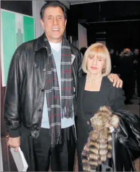  ??  ?? RUDY TOMJANOVIC­H s Biserkom Petrović u vrijeme posjeta Hrvatskoj 2004. godine. Te je godine ovaj slavni američki trener i NBA igrač posjetio i Krivi Put u Lici, rodno mjesto svojih predaka