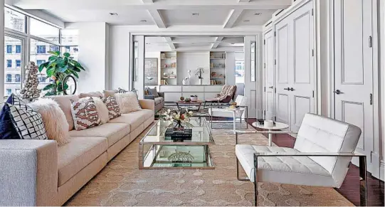  ?? DESIGN RECIPES PHOTOS ?? A long winter white sofa and area rug help create a crisp and clean look. Blend different shades and tones of white in a single space. This is no longer considered taboo.