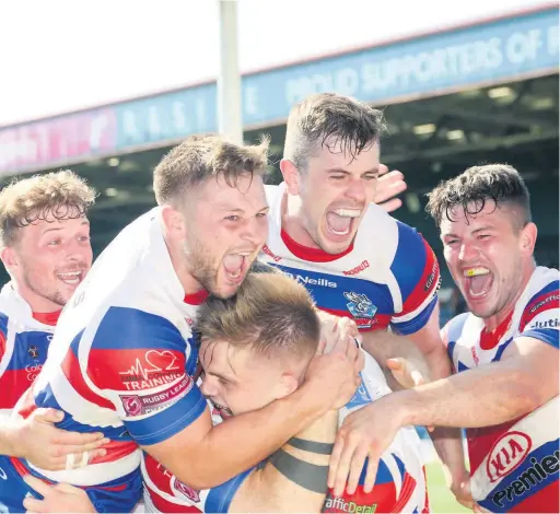  ?? Jackie Meredith ?? Hornets celebrate Morgan Smith’s last-gasp match-winning try against Swinton Lions last weekend