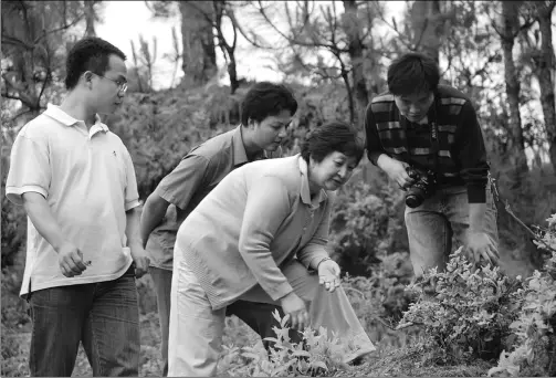  ?? PROVIDED TO CHINA DAILY ?? Zhu Zhaoyun, center, and her students survey plants in Fugong county in the Nujiang Lisu autonomous prefecture in June, 2007.