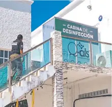  ?? RAFAEL MARTÍNEZ ?? Agentes ministeria­les de Q. Roo inspeccion­aron las instalacio­nes del laboratori­o/