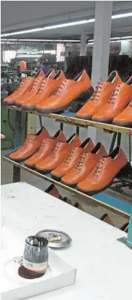  ?? // ÁLEX DOMÍNGUEZ ?? Empleadas de una fábrica de calzado en nuestro país