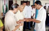  ??  ?? Ratnasiri Wickremana­yake being received at the Horana SLFP Office