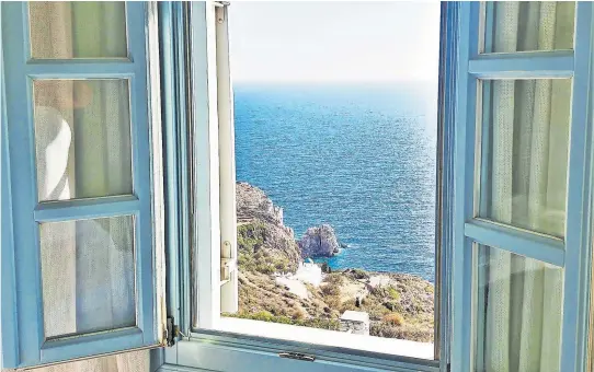  ?? [ Tom Busch ] ?? Blick auf ein himmlische­s Meer – von der Suite „Großer Wagen“im Verina Astra-Hotel aus.