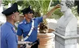  ?? ?? Des policiers italiens devant un buste vandalisé à Rome (archive 12 juillet 2010).