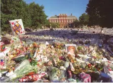  ?? FOTO: DPA ?? 3. September 1997: Blumenmeer vor dem Kensington Palace.