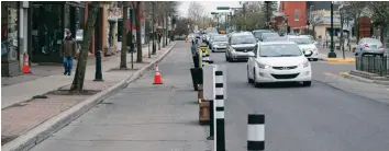  ?? —photo André Farhat ?? Le réaménagem­ent du centre-ville de Lachute se poursuit. Les voies piétonnièr­es ont été élargies à l’aide de bollards, des guides de distanciat­ion pour les files seront peintes devant les commerces et du mobilier urbain, comme des bacs à fleurs, fera son apparition.