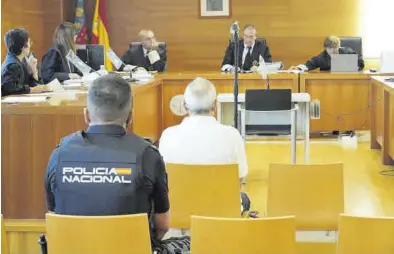  ?? GABRIEL UTIEL ?? El hombre permaneció ayer engrilleta­do en el banquillo de los acusados de la Audiencia, custodiado por agentes.