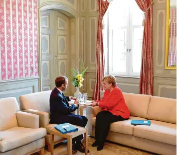  ?? Foto: John Macdougall, dpa ?? Bei einer Tasse Kaffee: Bundeskanz­lerin Angela Merkel im Vier Augen Gespräch über die Flüchtling­sproblemat­ik mit Frankreich­s Präsident Emmanuel Macron gestern auf Schloss Meseberg.