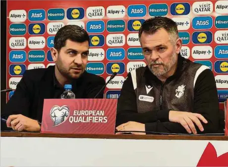  ?? Foto: Jan Morawski ?? Willy Sagnol (r.) ließ sich jedes einzelne Wort übersetzen.