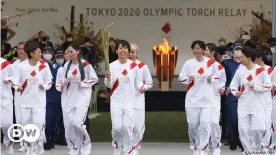  ??  ?? Die Olympische Fackel wird bereits durch Japan getragen