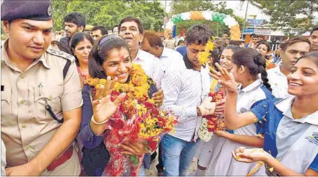  ??  ?? Sakshi Malik landed in the city on Wednesday to a hero’s welcome, having carried the flag at the Rio Olympics closing ceremony. ARUN SHARMA/HT PHOTO