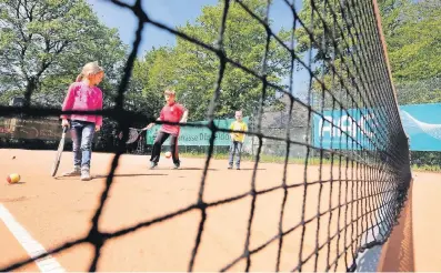  ?? RP-FOTO: ACHIM BLAZY ?? Nachwuchsa­rbeit ist für den Tennisvere­in Grün-Weiß sehr wichtig. Der Klub hat zurzeit rund 300 Mitglieder.