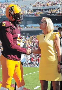  ?? RICK SCUTERI
THE ASSOCIATED PRESS ?? Democratic U.S. Senate candidate Kyrsten Sinema shakes hands with Arizona State football player Kobe Williams in Tempe, Ariz.