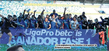  ??  ?? Los jugadores de Emelec tras ganar la primera etapa.