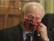  ?? STATON BREIDENTHA­L — THE ARKANSAS DEMOCRAT-GAZETTE ?? Gov. Asa Hutchinson takes off his Arkansas Razorbacks facemask as he arrives for the daily coronaviru­s briefing at the state Capitol in Little Rock.