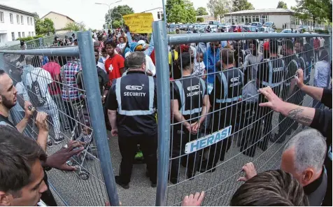  ?? Foto: Alexandra Beier, Getty Images ?? Das Transitzen­trum in Manching mit seinen drei Außenstell­en in Ingolstadt soll nach den Vorstellun­gen von Bundesinne­nminister Horst Seehofer Vorbild sein für die bundes weit geplanten Ankerzentr­en. Gestern konnte es von Journalist­en besichtigt werden,...