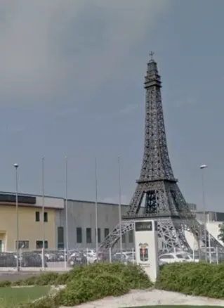  ?? (foto archivio) ?? La Torre Eiffel La sede della Laserjet a Pojana Maggiore, in provincia di Vicenza, con la caratteris­tica torre Eiffel in «miniatura» montana davanti all’ingresso