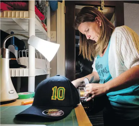  ?? THE CANADIAN PRESS ?? Susan Bissonnett­e expected she would be making a couple of hundred caps to help raise funds for injured Humboldt Broncos player Ryan Straschnit­zki. She currently has 3,600 hats on order. The caps sell for $30 but many buyers are generously shelling out...