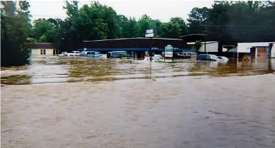  ?? Submitted photo ?? ■ On Thursday, May 28, 1998, the creek near the small shopping center on East Hiram in Atlanta, Texas, flooded after 11 inches of rain. Cheri Elder took this photo of the lake she needed help to cross on that day.