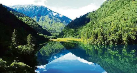  ??  ?? Beautiful Jiuzhaigou in China.