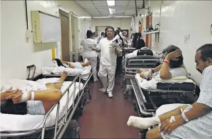  ??  ?? Ingreso. Algunos pacientes pasan más de un día en las camas que están ubicadas en el pasillo de Emergencia.