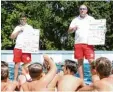  ?? Foto: Norbert Staub ?? Martin Gschwilm (rechts) und Robin Neumann von der Wasserwach­t brachten Kindern das Schwimmen bei.