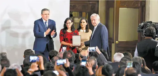  ?? NELLY SALAS ?? y el Presidente, en la entrega del premio nacional en Palacio.