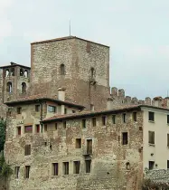  ??  ?? Panorama Il castello degli Ezzelini: da ieri si può passeggiar­e lungo il perimetro e ammirare la città