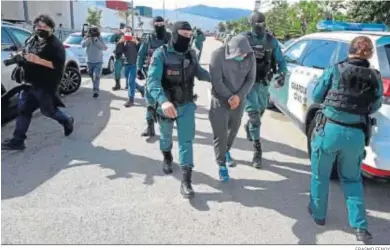 ?? ERASMO FENOY ?? La Guardia Civil, con uno de los detenidos en el Campo de Gibraltar