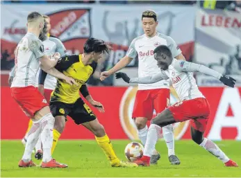  ?? FOTO: IMAGO ?? In der letzten Saison war internatio­nal sogar Österreich – hier verliert Dortmunds Mahmoud Dahoud den Ball an Salzburgs Diadie Samassekou – länger in der Europa League vertreten als Deutschlan­d.