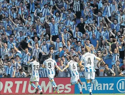  ?? FOTO: AP ?? La euforia Aritz anotó el 1-0 para jolgorio de una parroquia que estrenaba grada pegada la terreno de juego