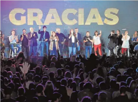  ?? // ABC ?? Miembros de Juntos por el Cambio, con Macri en el centro, detrás, celebran haber ganado en los principale­s distritos