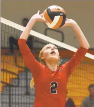  ?? Dave Stewart / Hearst Connecticu­t Media ?? New Canaan’s Elle Sneddon sets the ball during a volleyball match between New Canaan and Stamford at Stamford High School.