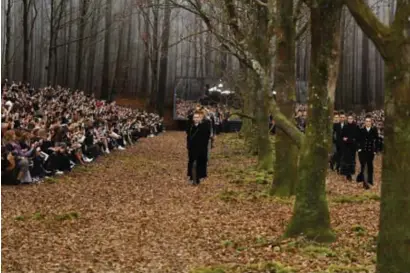  ??  ?? Groot, groter, grootst: vorig jaar liet Lagerfeld een bos nabouwen in het Grand Palais.