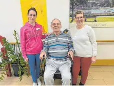  ?? PRIVATFOTO ?? Tatjana Geier (links) im ASB-Seniorenze­ntrum mit Carola Dürr und deren Vater, der seit drei Jahren in dem Pflegeheim betreut wird.