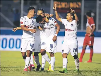  ?? FOTOS: DAVID ROMERO ?? José Tobías y compañía celebran un gol sufrido, que significó tres puntos para Olimpia.