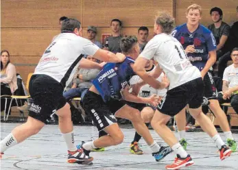  ?? FOTO: HKB ?? Die Handballer der HSG Fridingen/Mühlheim (blau) müssen sich gegen den Tabellenfü­hrer TSV Heiningen auf ein schweres Spiel einstellen.