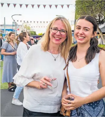  ?? Photo / Paul Taylor ?? Sheila and Aimee Argent from Omaranui at the Taste Hastings food andwine event on Friday along Heretaunga St East and the surroundin­g block.