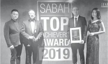  ??  ?? From left: Jacky, Winston, Airworld executive director Thomson Liaw and Samantha Liaw with the Sabah Top Achievers Award 2019.